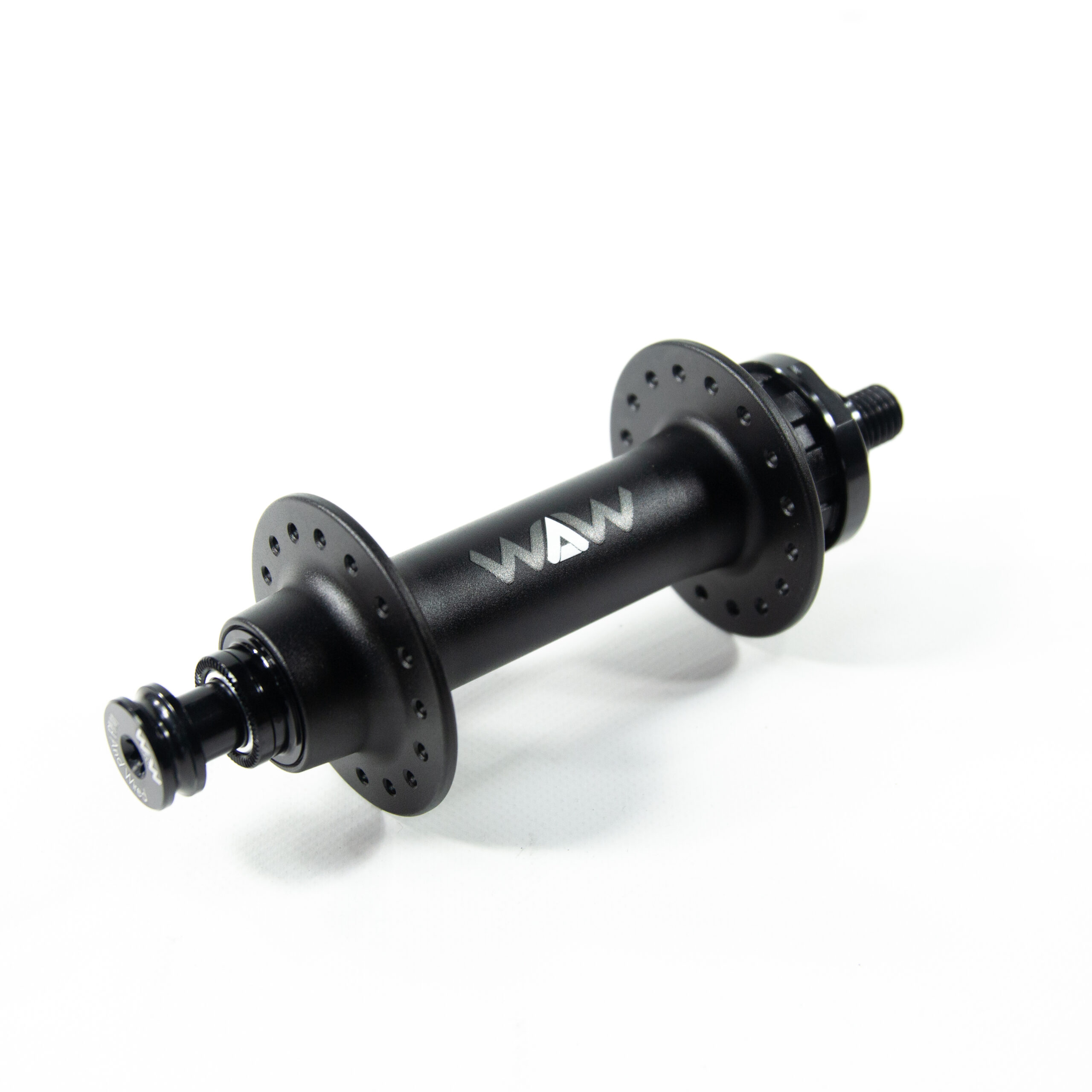 moyeu arrière waw 32h hs + ecrou & axe 12 mm Moyeu de vélo noir sur fond blanc.