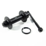 Moyeu de roue de vélo noir avec accessoires.