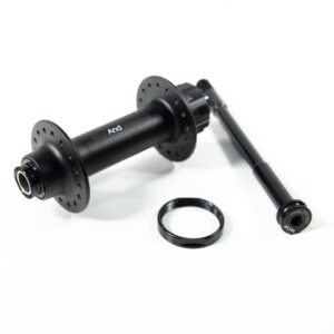 Moyeu de roue de vélo noir avec accessoires.