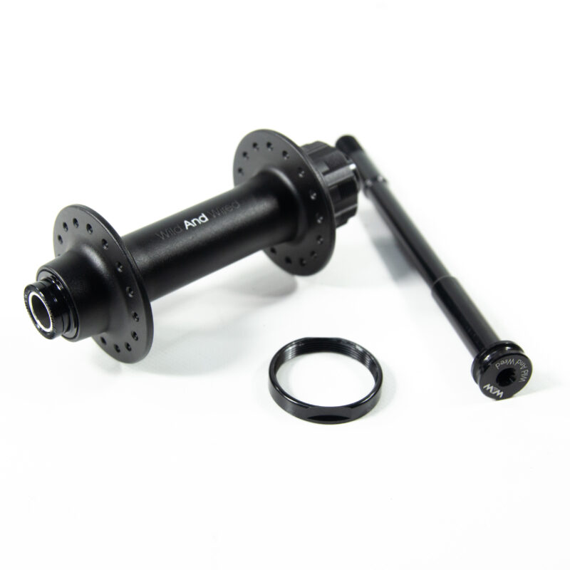 Moyeu de roue de vélo noir avec accessoires.