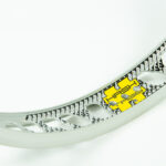 Moyeu de roue avec motif détaillé et logo jaune.