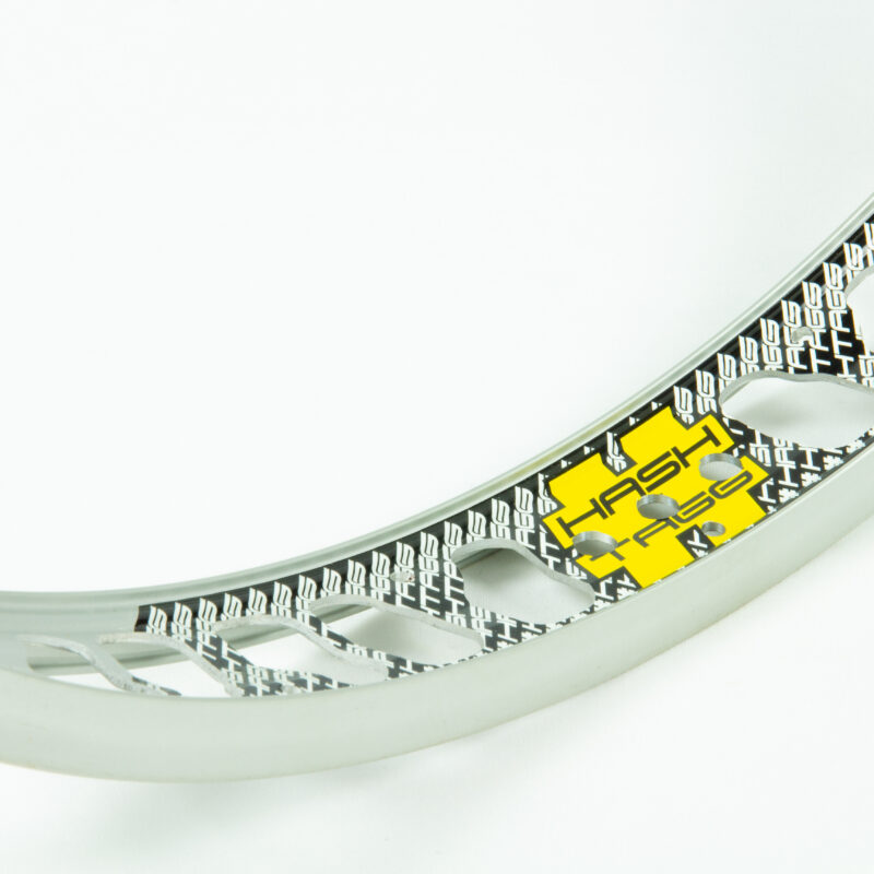 Moyeu de roue avec motif détaillé et logo jaune.