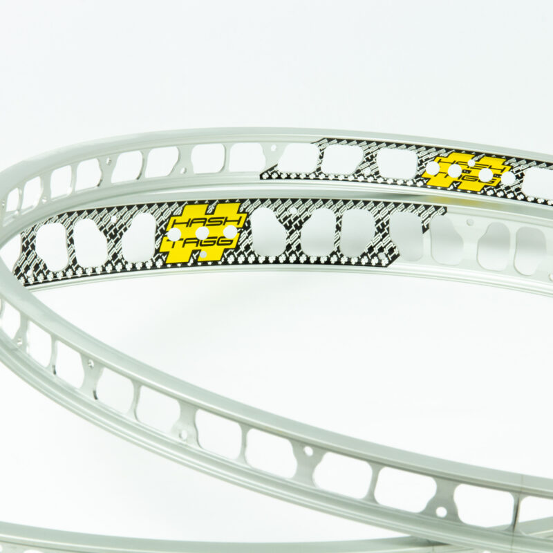 Jantes de vélo en métal avec design graphique.