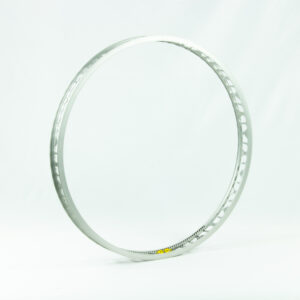 Jante de vélo légère et aérée en métal argenté.