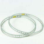 Deux roues de vélo en métal argenté.