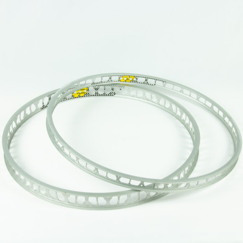 Deux roues de vélo en métal argenté.