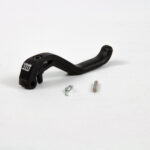 Levier de frein noir avec accessoires métalliques.