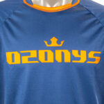 T-shirt bleu avec logo jaune Ozonys.