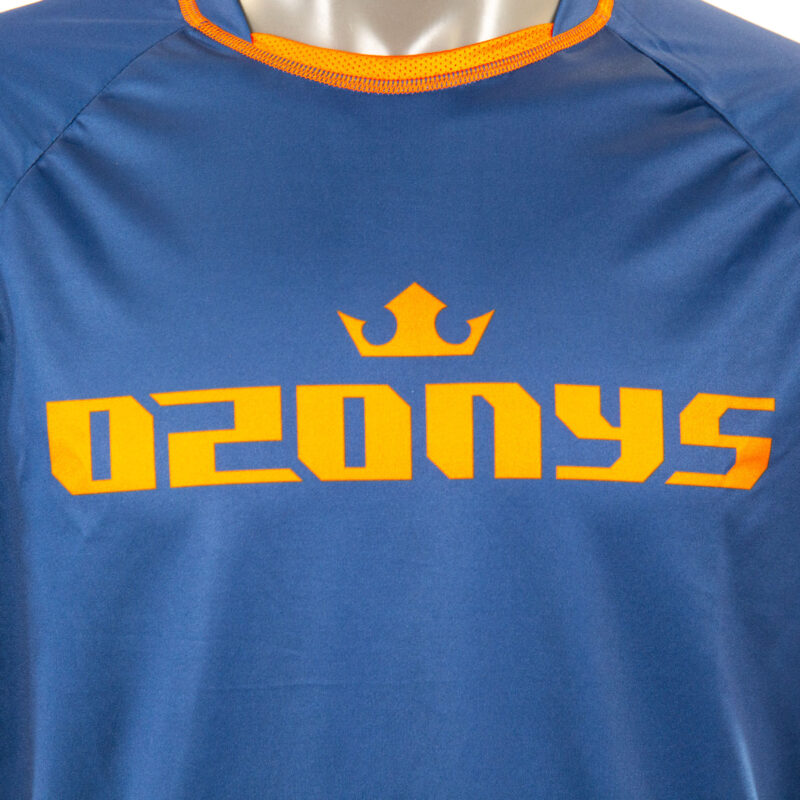 T-shirt bleu avec logo jaune Ozonys.