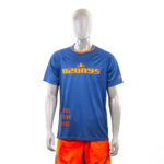 Mannequin en tenue de sport bleue et orange.