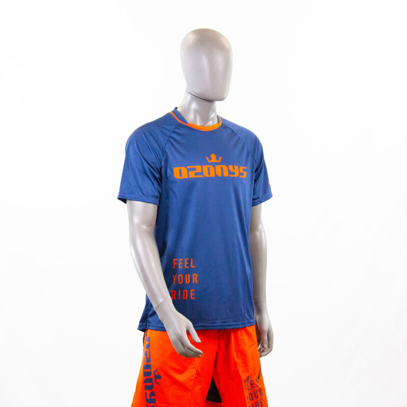 Mannequin vêtu de vêtements de sport bleu et orange.