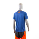 Mannequin portant un t-shirt bleu et short orange.