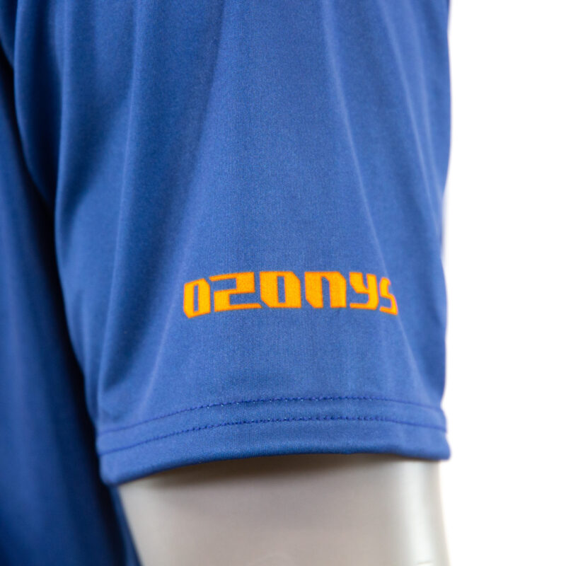 Manche de t-shirt bleu avec logo Ozonys.