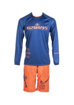 Tenue de cyclisme bleu et orange, manches longues.