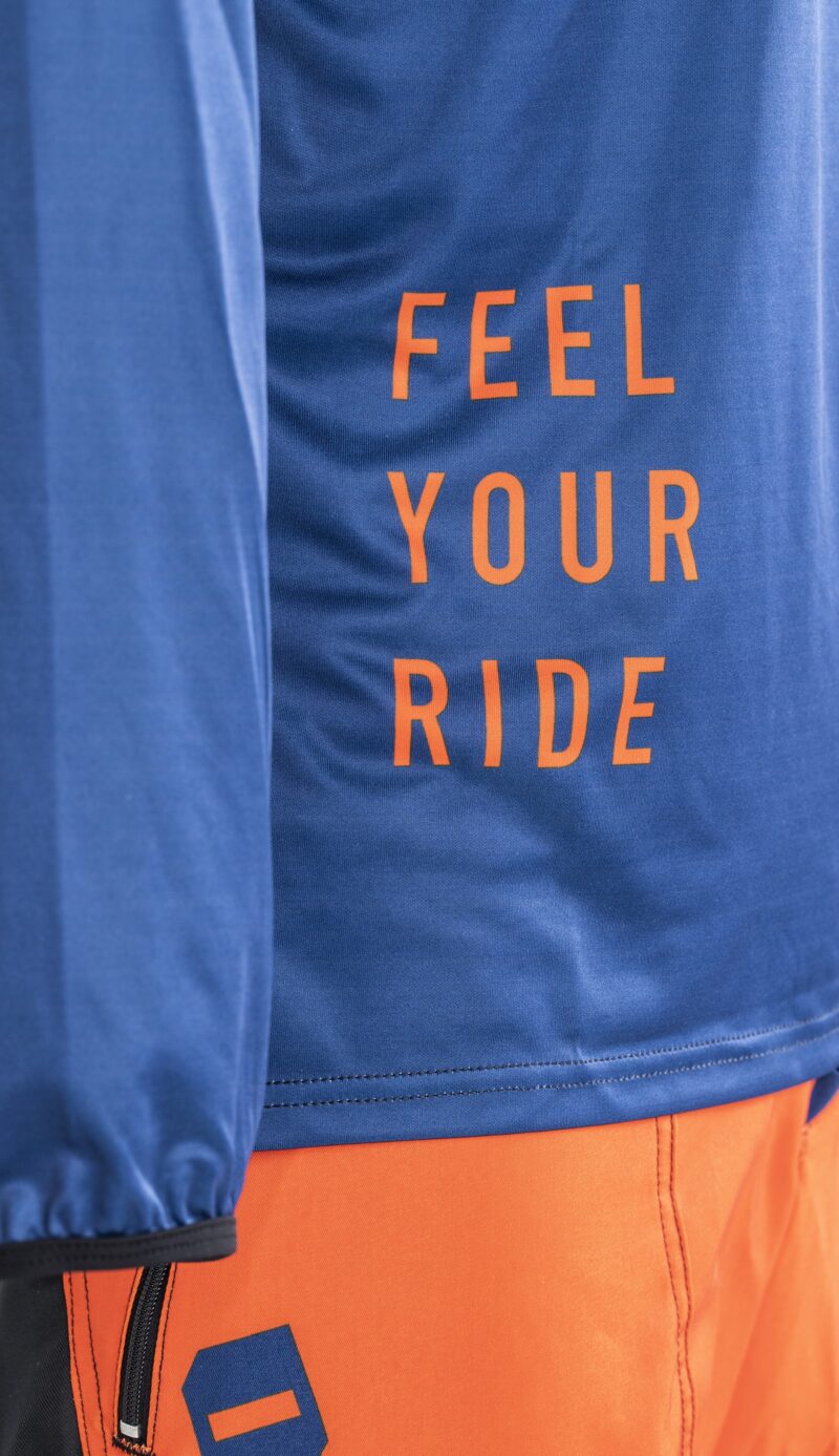 Tissu bleu texte orange 'Feel Your Ride'.