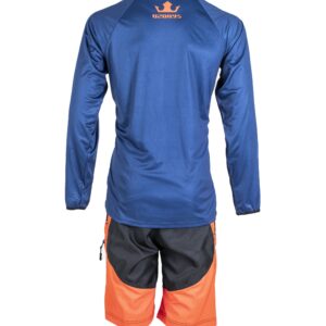 Ensemble de sport bleu et orange vu de dos.
