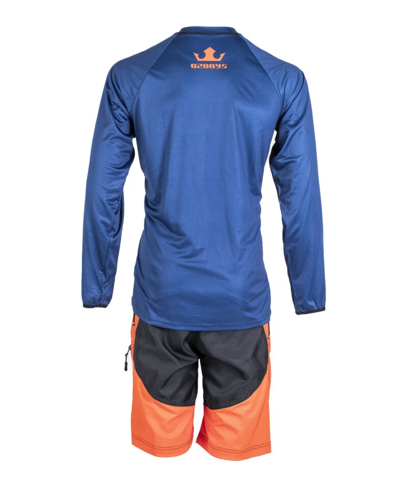 Ensemble de sport bleu et orange vu de dos.