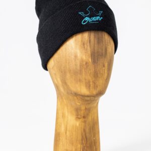 Bonnet noir sur tête en bois.