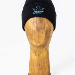 Bonnet noir sur mannequin en bois.