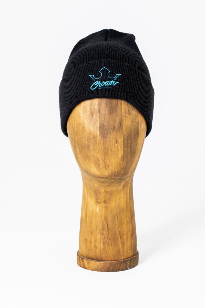 Bonnet noir sur mannequin en bois.