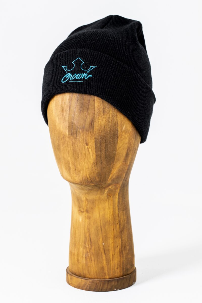 Bonnet noir sur support en bois