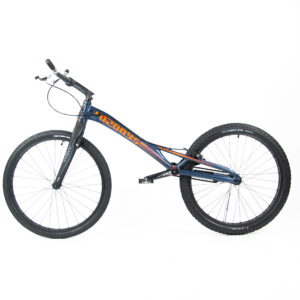 Vélo trial bleu et orange robuste.