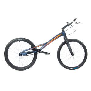 Vélo trial moderne avec cadre bleu et orange.