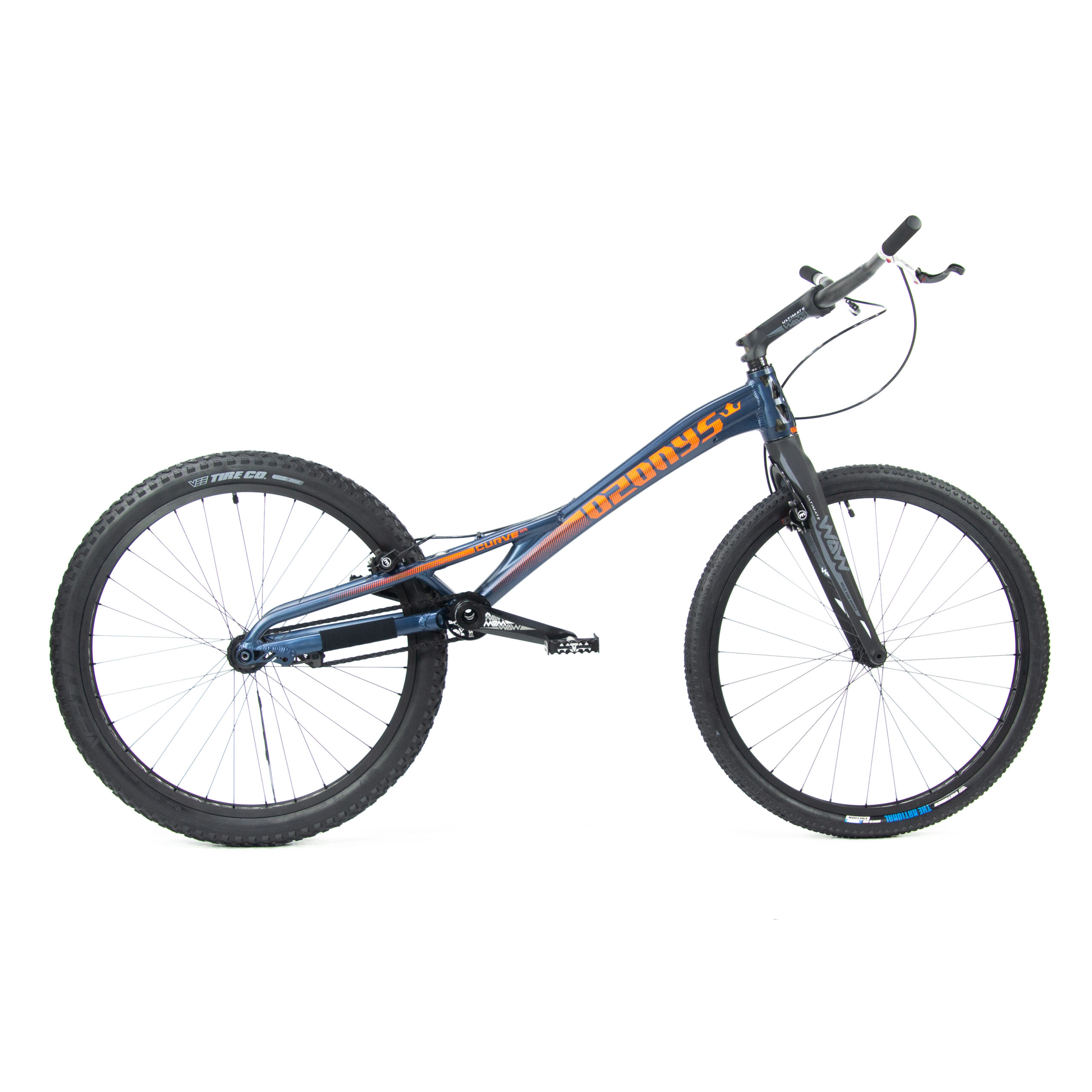 velo ozonys curve pro 26'' full hs Vélo trial moderne avec cadre bleu et orange.