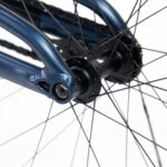 Gros plan sur les rayons d'une roue de vélo.