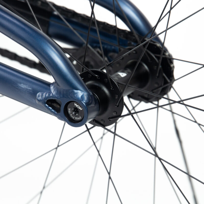 Gros plan sur les rayons d'une roue de vélo.