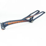 Cadre de vélo noir et orange.