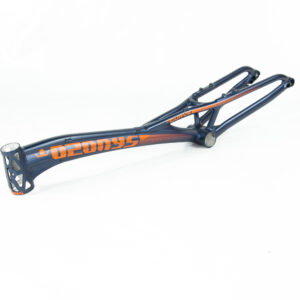 Cadre de vélo noir et orange.