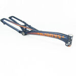 Cadre de vélo bleu et orange moderne.