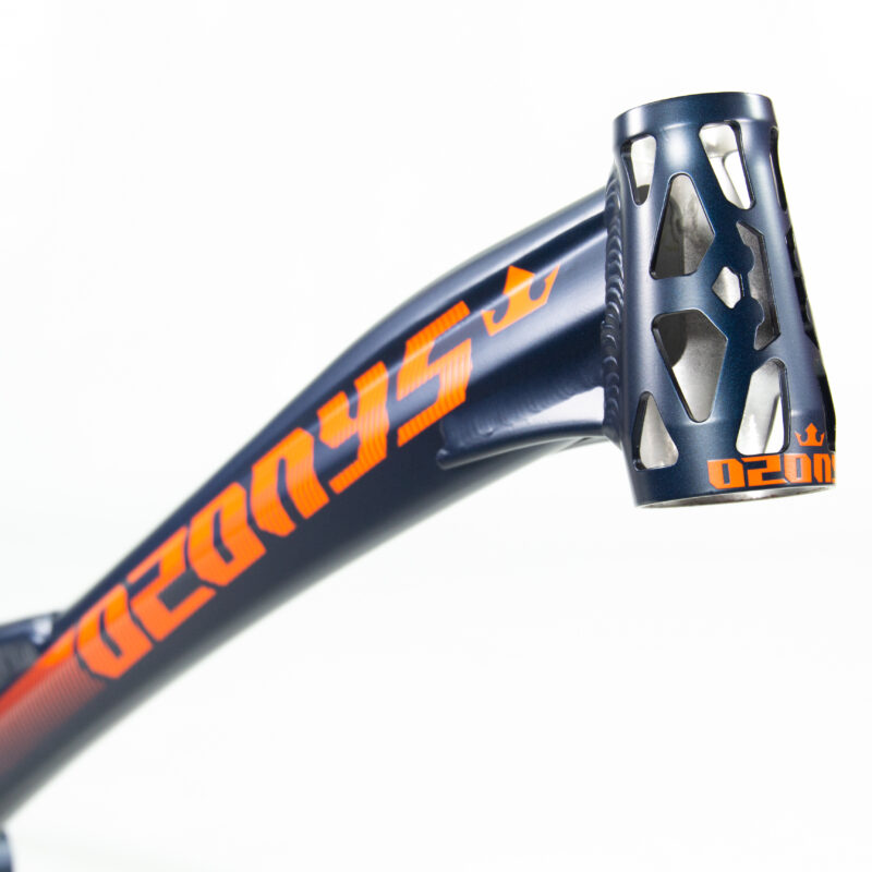 Cadre de vélo avec design orange et bleu.