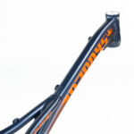 Cadre de vélo noir et orange.