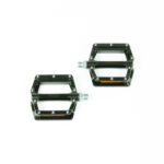 Pédales de vélo noires avec réflecteurs.