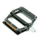 Pédale noire de vélo en métal robuste.