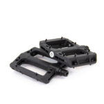 Pédales de vélo noires sur fond blanc.