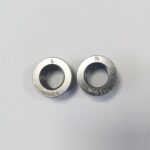 Deux rondelles métalliques marquées L et R.