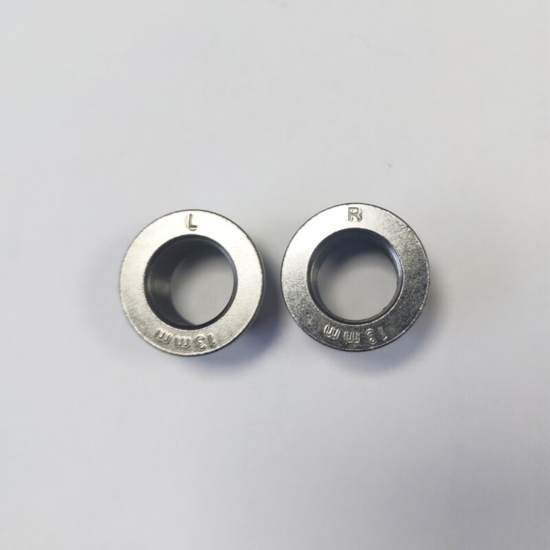 Deux rondelles métalliques marquées L et R.