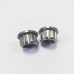 Deux écrous cannelés en métal.