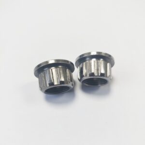 Deux écrous cannelés en métal.