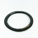 Pneu de vélo noir sur fond blanc.