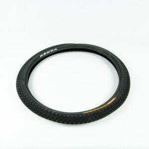 Pneu de vélo noir sur fond blanc.