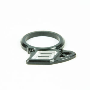 Bague noire avec design géométrique unique.