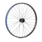 Roue de vélo avec rayons et moyeu noir.