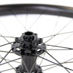 Roue de vélo avec moyeu noir et rayons.