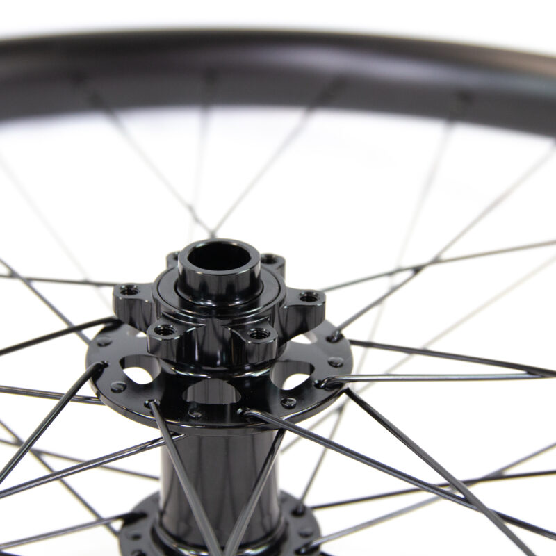 Roue de vélo avec moyeu noir et rayons.