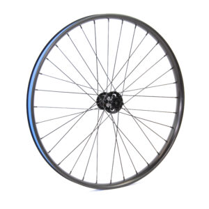 Roue de vélo avec rayons et moyeu noir.