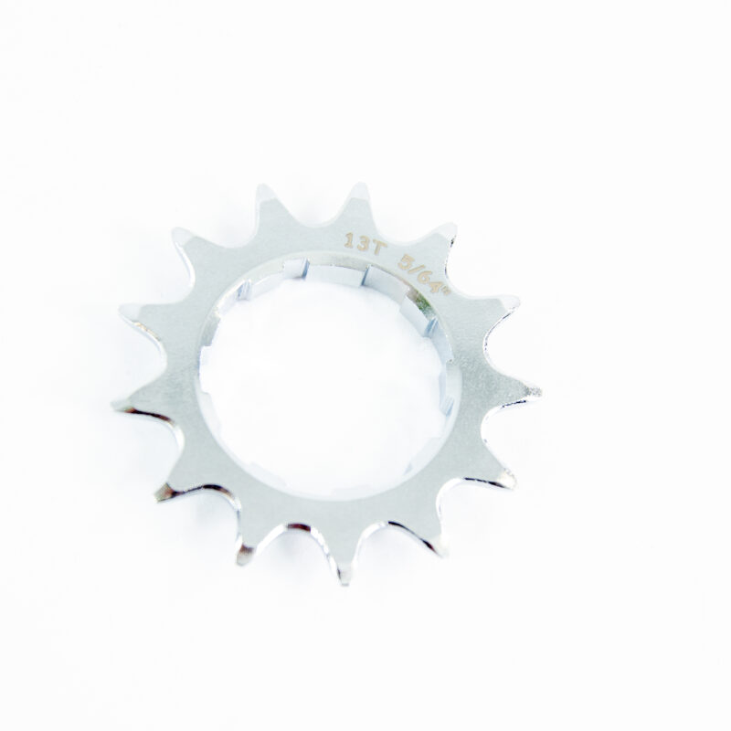 Pignon vélo argenté à 13 dents.